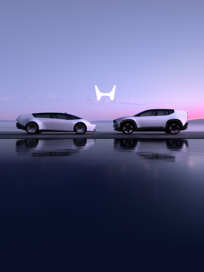 Packshot of electrified Honda models in a bright warehouse